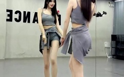 坐着吃饭还连在一起